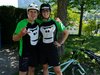 Zwei Jungen im gleichen T-Shirt haben soeben den Pumptrack abgefahren