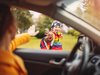 Eine Mutter im Auto winkt ihrem Kind