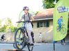Ein Kind absolviert einen Velo-Parcours von Bike2school