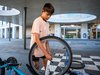 Ein Junge flickt sein Velo