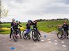 Kinder absolvieren ein Bootcamp auf dem Velo