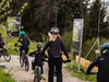 Kinder sind auf Mountainbikes unterwegs