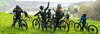 Eine Gruppe von Kindern ist auf den Mountainbikes unterwegs und macht sich für die Abfahrt bereit
