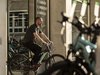 Ein Mann probiert ein E-Bike aus