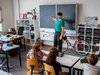 Ein fröhlich lächelnder Lehrer erklärt seiner Klasse, wie der Kreisverkehr funktioniert