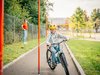Ein Schulkind absolviert einen Geschicklichkeitsparcours auf dem Velo