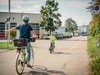 Zwei Schulkinder auf dem Velo üben das Abbiegen nach links