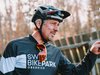 Ein Instruktor im Swiss Bike Park gibt Anweisungen