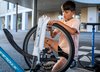 Ein Schüler flickt auf dem Pausenplatz ein Velo