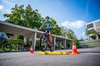Ein Junge bewältigt mit seinem Ein Schüler bewältigt mit dem Velo ein Hindernis eines VeloparcoursVelo einen Posten des Veloparcours