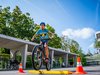 Ein Junge bewältigt mit seinem Ein Schüler bewältigt mit dem Velo ein Hindernis eines VeloparcoursVelo einen Posten des Veloparcours