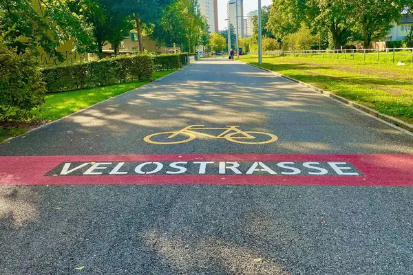 Markierung eines Velostreifens auf einer Strasse